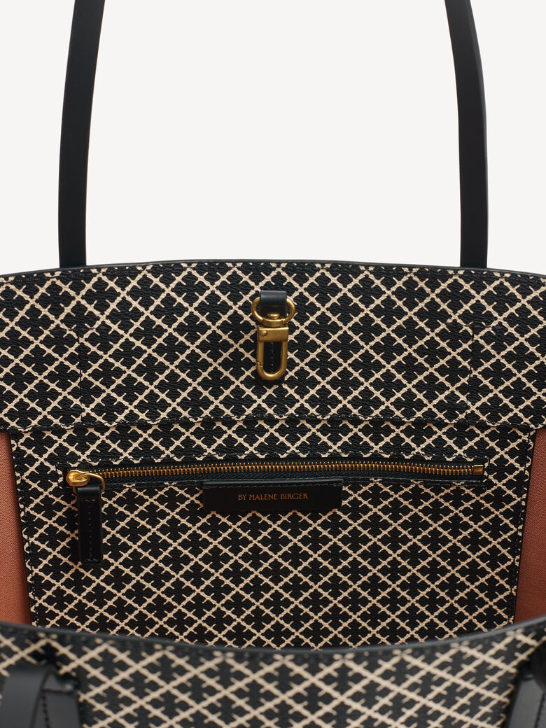 By Malene Birger Taske Abigail (GL)Lille logo Col. Sort/Hvid 050