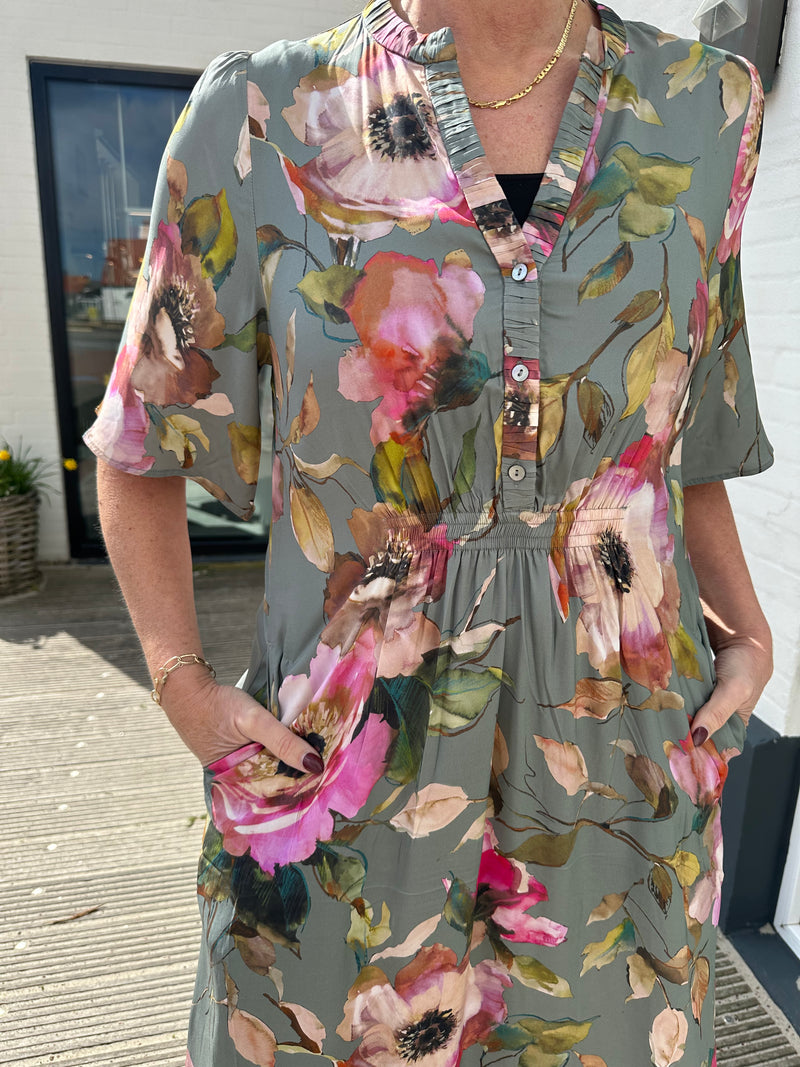 Gustav kjole Hali 53532  83200 grøn blomst